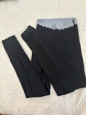 Aerie scallop edge ankle length leggings